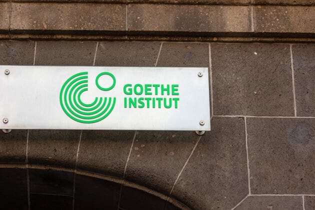 Logo vom Goethe Institut in Berlin. 20.12.2021, Berlin, GER - Logo vom Goethe Institut in Berlin., Berlin Deutschland, DEU Goethe Institut *** Logo of the Goethe Institut in Berlin 20.12.2021, Berlin, GER Logo of the Goethe Institut in Berlin , Berlin Germany, DEU Goethe Institut