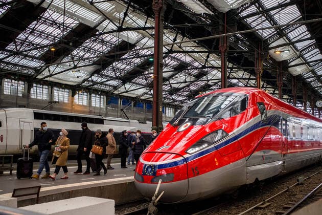 News Themen der Woche KW51 News Bilder des Tages Frankreich, Hochgeschwindigkeitszug Frecciarossa 1000 von Trenitalia im Gare de Lyon in Paris Paris France 20 Decembre 2021 A la Gare de Lyon arrivee d un train a grande vitesse Trenitalia Frecciarosso At Gare de Lyon, a high speed train Trenitalia Frecciarosso arrives The TGV, from the SNCF, in competition for the first time in France The French subsidiary of the Italian company Trenitalia has run its first high-speed trains, Frecciarossa, on December 20 2021  Copyright: xBrunoxLevesquex