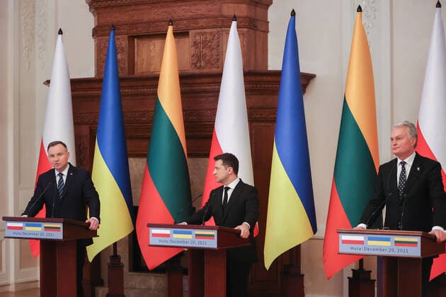 News Themen der Woche KW51 News Bilder des Tages IVANO-FRANKIVSK REGION, UKRAINE â€“ DECEMBER 20, 2021: Poland s President Andrzej Duda, Ukraine s President Volodymyr Zelensky, and Lithuania s President Gitanas Nauseda (L-R) make a joint statement following a trilateral meeting of the Lublin Triangle countries heads at the Syniohora state residence. Konstantin Sazonchik TASS  TS11C85F