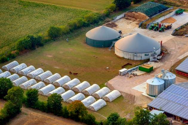 IMAGO Nature: Unsere Erde, Energiequellen, Biomasse neuer landwirtschaftlicher Grossbetrieb mit Tiermast und Biogasanlage, Getreidetrocknung, Folientunnel, Luftbild, Deutschland, Schleswig-Holstein, Hohenlockstedt new large farm with animal fattening and biogas plant, grain drying, foil tunnel, aerial view, Germany, Schleswig-Holstein, Hohenlockstedt BLWS658858 *** new large farm with animal fattening and biogas plant, grain drying, foil tunnel, aerial view, Germany, Schleswig Holstein, Hohenlockstedt BLWS658858 Copyright: xblickwinkel C.xKaiserx