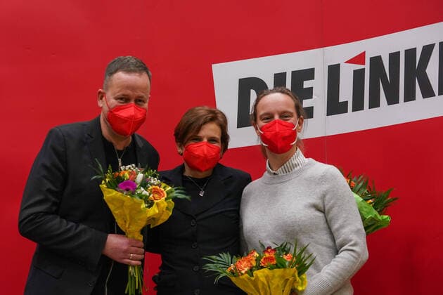News Themen der Woche KW51 News Bilder des Tages Berlin, Deutschland 20. Dezember 2021: Beratung des Landesausschusses und des Landesvorstands der Berliner LINKEN - 20.12.2021 Verabschiedung der scheidenden Senatoren Senatorinnen, Vorstellung der neuen Senatoren Senatorinnen Im Bild: v.li.: Klaus Lederer (Die Linke), Katja Kipping (Die Linke), Prof. Dr. Lena Kreck (Die Linke) Franz-Mehring-Platz 1 Münzenbergsaal Berlin *** Berlin, Germany 20 December 2021 Consultation of the State Committee and the State Executive Committee of the Berlin LINKEN 20 12 2021 Farewell to the outgoing Senators, Presentation of the new Senators Senators In picture from left Klaus Lederer Die Linke , Katja Kipping Die Linke , Prof Dr Lena Kreck Die Linke Franz Mehring Platz 1 Münzenbergsaal Berlin Copyright: xFotostandx xReuhlx