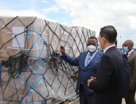 (211220) -- HARARE, Dec. 20, 2021 -- Constantino Chiwenga (1st L), Zimbabwean Vice President, who is also the health minister, receives medical supplies donated by China at Robert Gabriel Mugabe International Airport in Harare, Zimbabwe, on Dec. 20, 2021. Zimbabwe on Monday received a batch of Sinovac COVID-19 vaccine donated by China, which will boost the country s vaccination campaign as it battles the fourth wave of COVID-19 pandemic. ) ZIMBABWE-HARARE-CHINA-COVID-19 VACCINE-MEDICAL SUPPLIES-DONATION ZhangxYuliang 