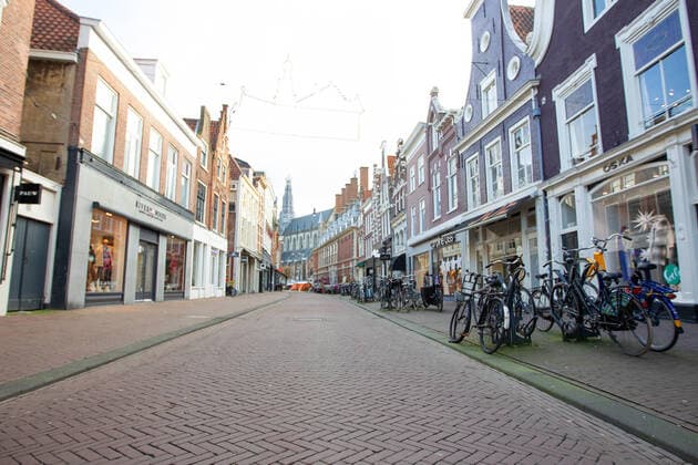 News Themen der Woche KW51 News Bilder des Tages (211220) -- HAARLEM (THE NETHERLANDS), Dec. 20, 2021 -- Photo taken on Dec. 20, 2021 shows an empty shopping street in Haarlem, the Netherlands. The new lockdown in the Netherlands took effect from Dec. 19, 2021 and will remain in effect until Jan. 14, 2022. (Photo by Xinhua) NETHERLANDS-COVID-19-LOCKDOWN SylviaxLederer 