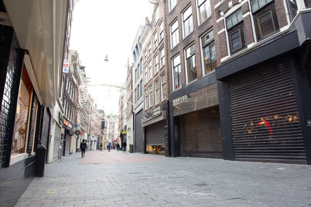 (211220) -- AMSTERDAM, Dec. 20, 2021 -- Photo taken on Dec. 20, 2021 shows an empty shopping street in Amsterdam, the Netherlands. The new lockdown in the Netherlands took effect from Dec. 19, 2021 and will remain in effect until Jan. 14, 2022. (Photo by Xinhua) NETHERLANDS-COVID-19-LOCKDOWN SylviaxLederer 