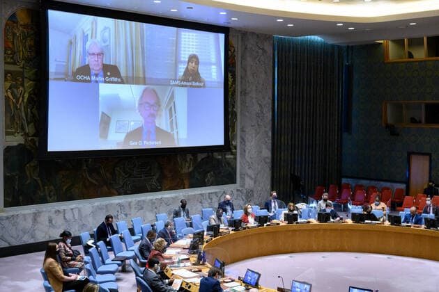 News Themen der Woche KW51 News Bilder des Tages (211220) -- UNITED NATIONS, Dec. 20, 2021 -- UN Special Envoy for Syria Geir Pedersen (Bottom, on the screen) briefs the Security Council on the situation in Syria via a video link at a meeting held at the UN headquarters in New York, on Dec. 20, 2021. UN Special Envoy for Syria Geir Pedersen said Monday that he is ready to convene a new session of the Constitutional Committee, which is tasked to draft a new constitution for the war-torn country. ( Handout via Xinhua) UN-SECURITY COUNCIL-SYRIA-MEETING LoeyxFelipe UNxPhoto 