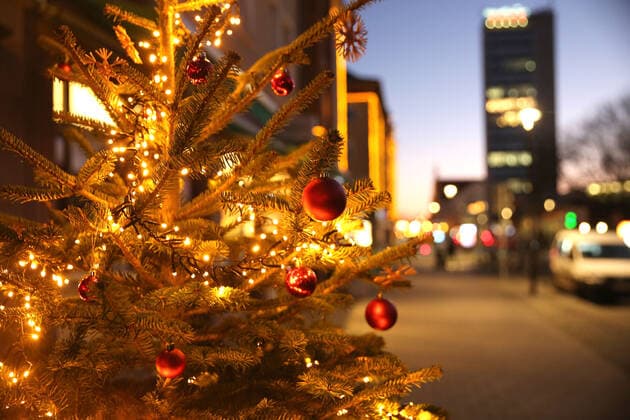 Blick am Montag (20.12.2021) auf das weihnachtlich geschmückte Stadtzentrum von Neubrandenburg (Landkreis Mecklenburgische Seenplatte). In der Vier-Tore-Stadt ist der Weihnachtsmarkt in der City wegen der Ausbreitung des Coronavirus längst geschlossen und in zahlreichen öffentlichen Bereichen gilt die 2G-Plus-Regel. So wirkt die Innenstadt in den Abendstunden auf den Betrachter eher ruhig und leer. Ob sich das bis zu den Weihnachtstagen noch einmal ändern wird ist zu bezweifeln. Denn die Landeregierung denkt bereits jetzt wegen der Ausbreitung der Omikron-Variante des Coronavirus über eine Verschärfung der Corona-Regeln nach.