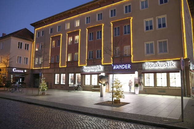 Blick am Montag (20.12.2021) auf das weihnachtlich geschmückte Stadtzentrum von Neubrandenburg (Landkreis Mecklenburgische Seenplatte). In der Vier-Tore-Stadt ist der Weihnachtsmarkt in der City wegen der Ausbreitung des Coronavirus längst geschlossen und in zahlreichen öffentlichen Bereichen gilt die 2G-Plus-Regel. So wirkt die Innenstadt in den Abendstunden auf den Betrachter eher ruhig und leer. Ob sich das bis zu den Weihnachtstagen noch einmal ändern wird ist zu bezweifeln. Denn die Landeregierung denkt bereits jetzt wegen der Ausbreitung der Omikron-Variante des Coronavirus über eine Verschärfung der Corona-Regeln nach.
