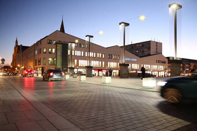 Blick am Montag (20.12.2021) auf das weihnachtlich geschmückte Stadtzentrum von Neubrandenburg (Landkreis Mecklenburgische Seenplatte). In der Vier-Tore-Stadt ist der Weihnachtsmarkt in der City wegen der Ausbreitung des Coronavirus längst geschlossen und in zahlreichen öffentlichen Bereichen gilt die 2G-Plus-Regel. So wirkt die Innenstadt in den Abendstunden auf den Betrachter eher ruhig und leer. Ob sich das bis zu den Weihnachtstagen noch einmal ändern wird ist zu bezweifeln. Denn die Landeregierung denkt bereits jetzt wegen der Ausbreitung der Omikron-Variante des Coronavirus über eine Verschärfung der Corona-Regeln nach.
