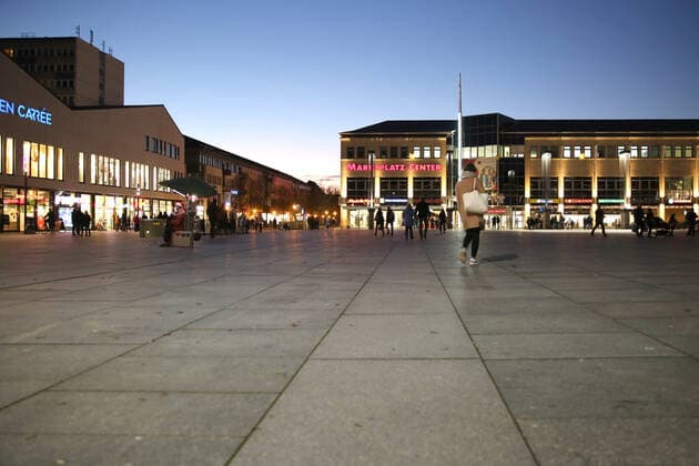 Blick am Montag (20.12.2021) auf das weihnachtlich geschmückte Stadtzentrum von Neubrandenburg (Landkreis Mecklenburgische Seenplatte). In der Vier-Tore-Stadt ist der Weihnachtsmarkt in der City wegen der Ausbreitung des Coronavirus längst geschlossen und in zahlreichen öffentlichen Bereichen gilt die 2G-Plus-Regel. So wirkt die Innenstadt in den Abendstunden auf den Betrachter eher ruhig und leer. Ob sich das bis zu den Weihnachtstagen noch einmal ändern wird ist zu bezweifeln. Denn die Landeregierung denkt bereits jetzt wegen der Ausbreitung der Omikron-Variante des Coronavirus über eine Verschärfung der Corona-Regeln nach.