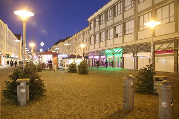 Blick am Montag (20.12.2021) auf das weihnachtlich geschmückte Stadtzentrum von Neubrandenburg (Landkreis Mecklenburgische Seenplatte). In der Vier-Tore-Stadt ist der Weihnachtsmarkt in der City wegen der Ausbreitung des Coronavirus längst geschlossen und in zahlreichen öffentlichen Bereichen gilt die 2G-Plus-Regel. So wirkt die Innenstadt in den Abendstunden auf den Betrachter eher ruhig und leer. Ob sich das bis zu den Weihnachtstagen noch einmal ändern wird ist zu bezweifeln. Denn die Landeregierung denkt bereits jetzt wegen der Ausbreitung der Omikron-Variante des Coronavirus über eine Verschärfung der Corona-Regeln nach.