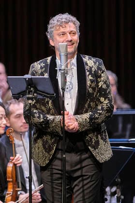 Jonas Kaufmann und die Deutsche Staatsphilharmonie Rheinland-Pfalz unter der Leitung von Jochen Rieder bei einem Weihnachtskonzert zu Jonas Kaufmanns neuer CD It s Christmas im Kuppelsaal. Hannover, 20,.11.2021