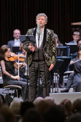 Jonas Kaufmann und die Deutsche Staatsphilharmonie Rheinland-Pfalz unter der Leitung von Jochen Rieder bei einem Weihnachtskonzert zu Jonas Kaufmanns neuer CD It s Christmas im Kuppelsaal. Hannover, 20,.11.2021