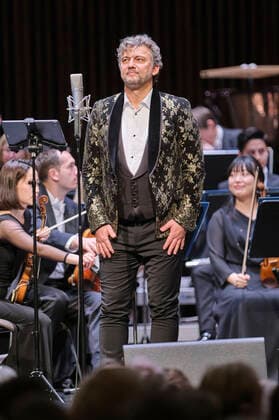 Jonas Kaufmann und die Deutsche Staatsphilharmonie Rheinland-Pfalz unter der Leitung von Jochen Rieder bei einem Weihnachtskonzert zu Jonas Kaufmanns neuer CD It s Christmas im Kuppelsaal. Hannover, 20,.11.2021