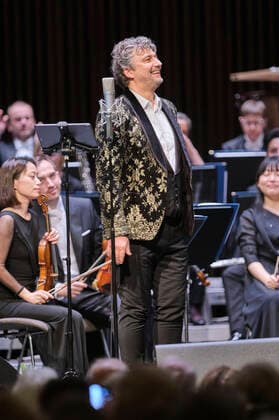 Jonas Kaufmann und die Deutsche Staatsphilharmonie Rheinland-Pfalz unter der Leitung von Jochen Rieder bei einem Weihnachtskonzert zu Jonas Kaufmanns neuer CD It s Christmas im Kuppelsaal. Hannover, 20,.11.2021