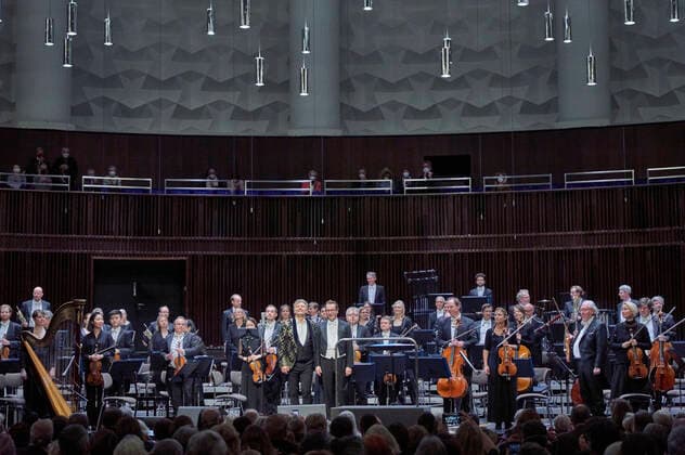 Jonas Kaufmann und die Deutsche Staatsphilharmonie Rheinland-Pfalz unter der Leitung von Jochen Rieder bei einem Weihnachtskonzert zu Jonas Kaufmanns neuer CD It s Christmas im Kuppelsaal. Hannover, 20,.11.2021