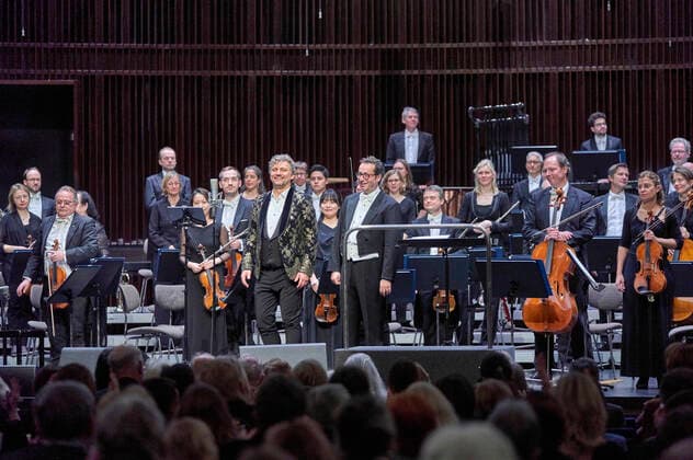 Jonas Kaufmann und die Deutsche Staatsphilharmonie Rheinland-Pfalz unter der Leitung von Jochen Rieder bei einem Weihnachtskonzert zu Jonas Kaufmanns neuer CD It s Christmas im Kuppelsaal. Hannover, 20,.11.2021