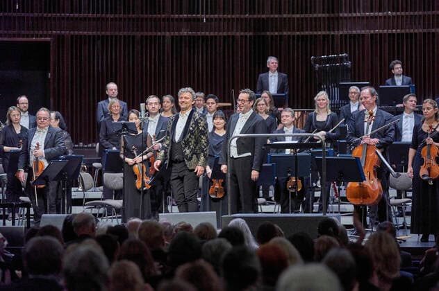 Jonas Kaufmann und die Deutsche Staatsphilharmonie Rheinland-Pfalz unter der Leitung von Jochen Rieder bei einem Weihnachtskonzert zu Jonas Kaufmanns neuer CD It s Christmas im Kuppelsaal. Hannover, 20,.11.2021