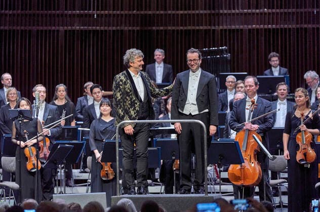 Jonas Kaufmann und die Deutsche Staatsphilharmonie Rheinland-Pfalz unter der Leitung von Jochen Rieder bei einem Weihnachtskonzert zu Jonas Kaufmanns neuer CD It s Christmas im Kuppelsaal. Hannover, 20,.11.2021