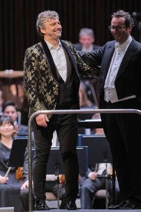 Jonas Kaufmann und die Deutsche Staatsphilharmonie Rheinland-Pfalz unter der Leitung von Jochen Rieder bei einem Weihnachtskonzert zu Jonas Kaufmanns neuer CD It s Christmas im Kuppelsaal. Hannover, 20,.11.2021