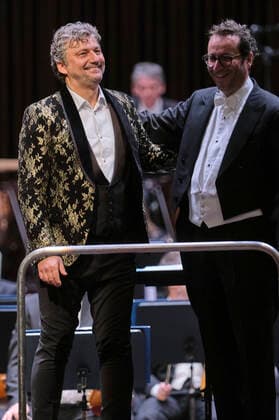 Jonas Kaufmann und die Deutsche Staatsphilharmonie Rheinland-Pfalz unter der Leitung von Jochen Rieder bei einem Weihnachtskonzert zu Jonas Kaufmanns neuer CD It s Christmas im Kuppelsaal. Hannover, 20,.11.2021