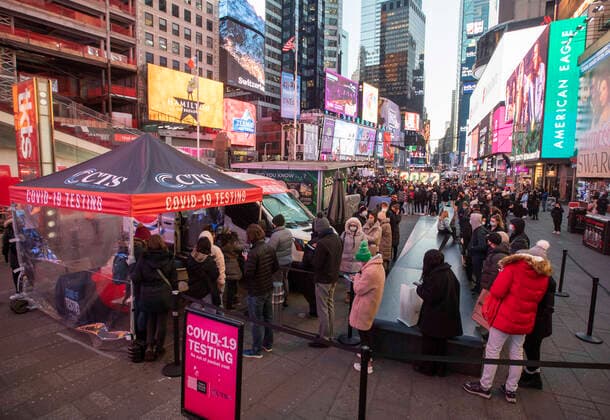 Bilder des Jahres 2021, News 12 Dezember News Themen der Woche KW51 News Bilder des Tages (211221) -- NEW YORK, Dec. 21, 2021 -- People wait in line for COVID-19 tests at a mobile testing site on Times Square in New York, the United States, Dec. 20, 2021. Omicron has taken the hold to become the dominant COVID-19 variant in the United States as more people are traveling and gathering for holidays. The infection cases caused by Omicron amounted to 73.2 percent of all infection cases in the week ending Dec. 18, from 12.6 percent of all infection cases in the week ending Dec. 11, according to the latest model estimates of the U.S. Centers for Disease Control and Prevention (CDC) on Monday. ) U.S.-NEW YORK-COVID-19-OMICRON WangxYing 