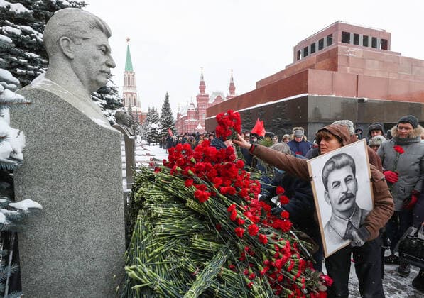 News Themen der Woche KW51 News Bilder des Tages MOSCOW, RUSSIA - DECEMBER 21, 2021: Supporters of the Russian Communist Party attend a wreath laying ceremony at Soviet leader Joseph Stalin s grave by the Kremlin Wall marking Stalin s 142nd birth anniversary. Sergei Karpukhin TASS  TS11C8F3