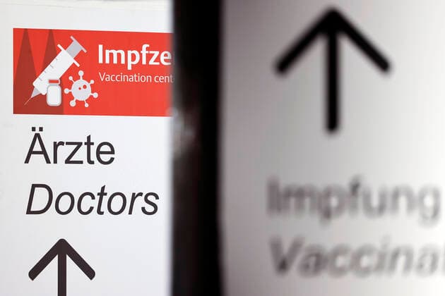 Ein Hinweisschild im Impfzentrum weist den Weg. Beim Walk-In, Drive-In und Bike-In in der Lanxess Arena sind parallel Impfungen für Erwachsene und Kinder möglich. Das rechtsrheinische Impfzentrum betreiben Lanxess Arena und Stadt Köln gemeinsam. (Themenbild, Symbolbild) Köln, 20.12.2021 *** A sign in the vaccination centre shows the way At the Walk In, Drive In and Bike In in the Lanxess Arena, vaccinations for adults and children are possible at the same time The vaccination centre on the right bank of the Rhine is operated jointly by the Lanxess Arena and the City of Cologne Theme image, symbolic image Cologne, 20 12 2021 Foto:xC.xHardtx xFuturexImage