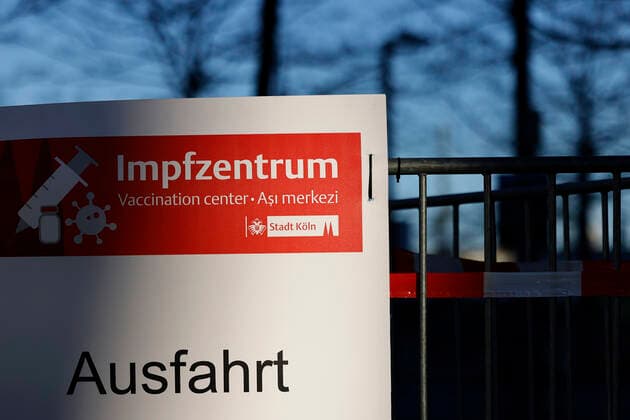 Ein Hinweisschild im Außenbereich weist den Weg im Impfzentrum. Beim Walk-In, Drive-In und Bike-In in der Lanxess Arena sind parallel Impfungen für Erwachsene und Kinder möglich. Das rechtsrheinische Impfzentrum betreiben Lanxess Arena und Stadt Köln gemeinsam. (Themenbild, Symbolbild) Köln, 20.12.2021 *** A sign outside shows the way to the vaccination centre At the Walk In, Drive In and Bike In in the Lanxess Arena, vaccinations for adults and children are possible at the same time The vaccination centre on the right bank of the Rhine is operated jointly by the Lanxess Arena and the City of Cologne Theme image, symbol image Cologne, 20 12 2021 Foto:xC.xHardtx xFuturexImage