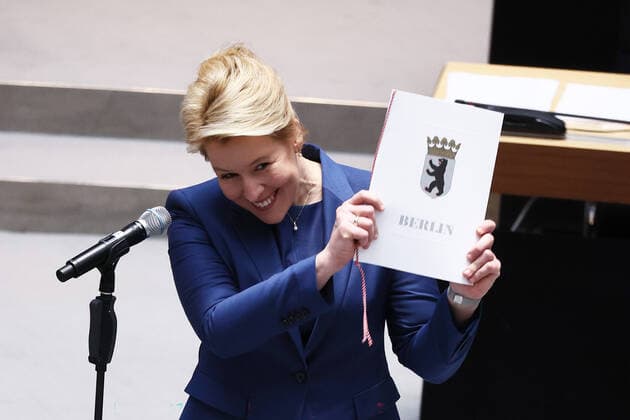 Bilder des Jahres 2021, News 12 Dezember News Themen der Woche KW51 News Bilder des Tages Franziska Giffey mit der Urkunde nach der Wahl zur neuen Regierenden Buergermeisterin im Abgeordnetenhaus in Berlin am 21. Dezember 2021. Wahl der Regierenden Buergermeisterin von Berlin *** Franziska Giffey with the certificate after the election as the new Governing Mayor in the House of Representatives in Berlin on 21 December 2021 Election of the Governing Mayor of Berlin