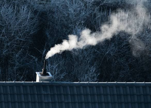 Weißer Dampf steigt bei eisigen Temperaturen aus einem Kamin eines Wohnhauses. Rottweil Baden-Württemberg Deutschland *** White steam rises from a chimney of a residential building in freezing temperatures Rottweil Baden Württemberg Germany