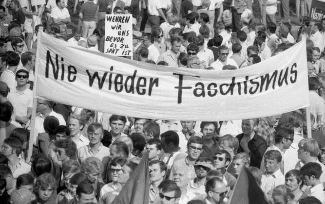 NPD-Bundestagswahlkampf 1969 DEU, Deutschland, Duesseldorf: Der Wahlkampf der rechtsradikalen NPD ( Nationaldemokraten) zur Bundestagswahl im Jahre 1969 verlief aehnlich wie der dieser Partei in den Revierstaedten . Vor lichten Raengen und Stuhlreihen in den Saelen protestierten draußen viele Menschen mit Parolen wie Ein Adolf war genug . DEU, Germany, Duesseldorf: The election campaign of the right-wing radical NPD ( National Democrats) for the federal election in 1969 was similar to that of this party in the district cities . In front of empty crowds and rows of chairs in the halls, many people protested outside with slogans like One Adolf was enough . NRW *** NPD Federal election campaign 1969 DEU, Germany, Duesseldorf The election