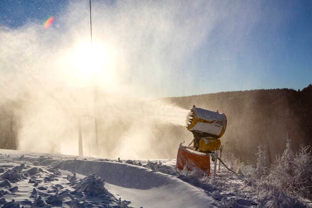 News Themen der Woche KW51 News Bilder des Tages In Winterberg im Hochsauerlandkreis ( NRW ) sind die Schneekanonen im Einsatz. Für den Jahreswechel werden die Pisten präpariert, da im Skigebiet bei Temperaturen unter 0 Grad viele Touristen erwartet werden. Winterberg Beschneiung *** In Winterberg in the Hochsauerlandkreis NRW the snow cannons are in use For the change of the year the slopes are prepared, because in the skiing area at temperatures below 0 degrees many tourists are expected Winterberg snowmaking