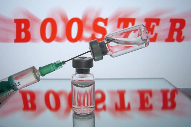 Themenbild,Symbolfoto: Stiko empfiehlt Booster Impfung bereits nach drei Monaten gegen die Omikron Variante. Corona Impfstoff. Einwegspritze mit Impfstoff zur Injektion mit einer Kanuele. *** Topic picture,Symbol photo Stiko recommends booster vaccination already after three months against the Omikron variant Corona vaccine Disposable syringe with vaccine for injection with a needle