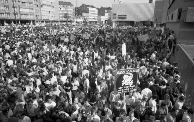 Wasserwerfer gegen Anti-Nazis 1969 DEU, Deutschland, Essen : Im Wahlkampf der Rechtsradikalen Nationaldemokratischen Partei Deutschlands ( NPD) , hier in Essen im Jahre 1969, demonstrierten Jugend, Studenten und Schueler , gegen die NPD mit ironischen Hitlergrueßen. Dagegen setzte die Polizei massiven Einsatz von Wasserwerfern ein. DEU, Germany, Essen : During the election campaign of the radical right-wing National Democratic Party of Germany ( NPD) , here in Essen in 1969, youth, students and pupils , demonstrated against the NPD with ironic Hitler salutes. Against this, the police used massive use of water cannons. NRW *** Water cannons against anti Nazis 1969 DEU, Germany, Essen During the election campaign of the radical right wing