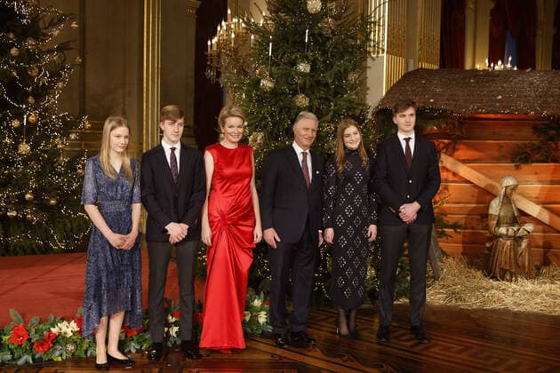 Bilder des Jahres 2021, Entertainment 12 Dezember Entertainment Themen der Woche KW51 Entertainment Bilder des Tages L-R, Princess Eleonore, Prince Emmanuel, Queen Mathilde of Belgium, King Philippe - Filip of Belgium, Crown Princess Elisabeth and Prince Gabriel pose for the yearly family photo before a Christmas tree, taken at the occasion of the Christmas concert, in the Throne Room (Salle du Trone - Troonzaal) at the Royal Palace in Brussels, Tuesday 21 December 2021.  JAMESxARTHURxGEKIERE 3160676