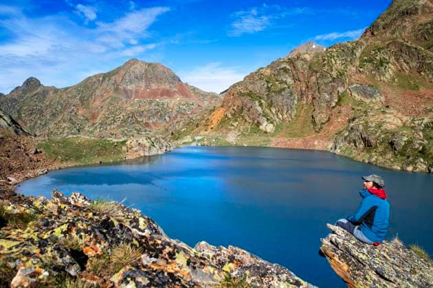 IMAGO Creative: Sommer, In den Bergen Estats pond in the Catalan Pyrenees in summer on the way of the Pica d Estats massif in Alt Pirineu Natural Park, Catalonia, Spain, Pyrenees. Ascent to the Pica d Estats for its most classic route on the south face of the Pyrenees. The route starts at the Molinassa car park, passes by the nearby Vallferrera refuge, climbs the Sotllo ravine, the Sotllo and Estats lakes and the port of Sotllo, and passes the French side of the mountain to gain the Coll de Riufred, from where the roof of Catalonia is reached. We recommend arriving at La Molinassa the night before and spending the night at the Vallferrera refuge to go out at dawn the next day and make the most of the day. Or, for those who prefer to sleep in a more comfortable place with all t Copyright: xSergixReboredox SRE-FF1724