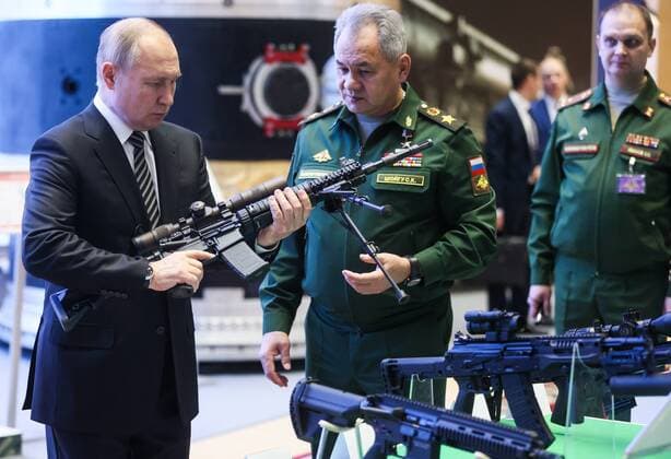 Russia Putin Defence Ministry Board 6727112 21.12.2021 Russian President Vladimir Putin, accompanied by Defence Minister Sergei Shoigu, looks an exhibition before an expanded meeting of Russian Defence Ministry Board in Moscow, Russia. Mikhail Metzel TASS POOL POOL Moscow Russia  Copyright: xMikhailxMetzel TASS POOLx