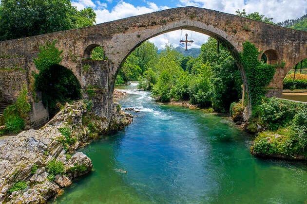The hump-backed Roman Bridge on the Sella River. Cangas de Onis, Asturias, Spain Spain Copyright: xSergixReboredox SRE-DV3680