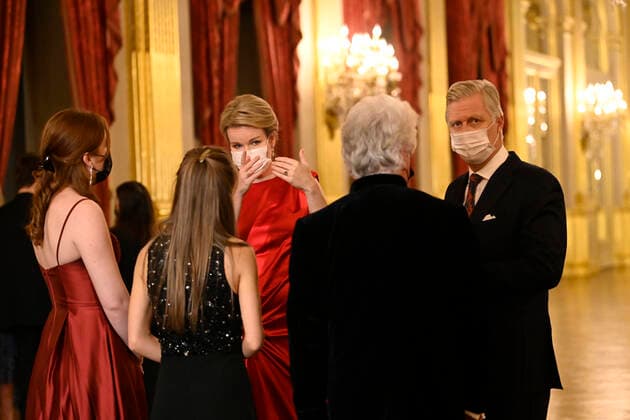 Queen Mathilde of Belgium and King Philippe - Filip of Belgium meet musicians at the rehearsal of the yearly Christmas concert, in the Throne Room (Salle du Trone - Troonzaal) at the Royal Palace in Brussels, Tuesday 21 December 2021.  POOLxPHILIPxREYNAERTS 3160761