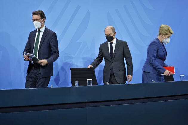 Bundeskanzler Scholz, Ministerpräsident Wüst und Regierender Bürgermeisterin Giffey Pressekonferenz von Bundeskanzler Scholz, Ministerpräsident Wüst und Regierender Bürgermeisterin Giffey im Anschluss an die Beratungen mit den Regierungschefinnen und Regierungschefs der Länder Im Kanzleramt am 21.12.2021 Berlin Kanzleramt Berlin GER