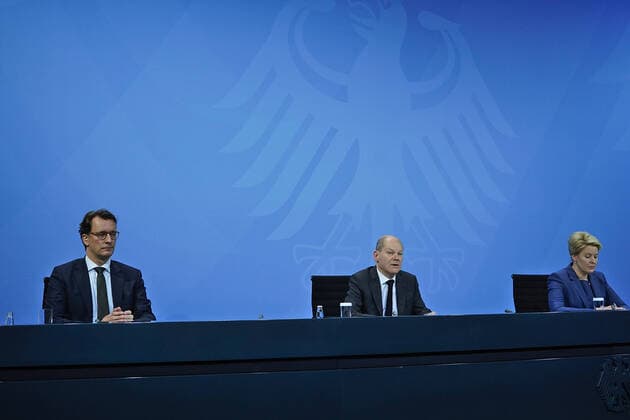 News Themen der Woche KW51 News Bilder des Tages Bundeskanzler Scholz, Ministerpräsident Wüst und Regierender Bürgermeisterin Giffey Pressekonferenz von Bundeskanzler Scholz, Ministerpräsident Wüst und Regierender Bürgermeisterin Giffey im Anschluss an die Beratungen mit den Regierungschefinnen und Regierungschefs der Länder Im Kanzleramt am 21.12.2021 Berlin Kanzleramt Berlin GER *** Federal Chancellor Scholz, Minister President Wüst and Governing Mayor Giffey Press conference by Federal Chancellor Scholz, Minister President Wüst and Governing Mayor Giffey following consultations with the heads of government of the federal states In the Chancellery on 21 12 2021 Berlin Chancellery Berlin GER