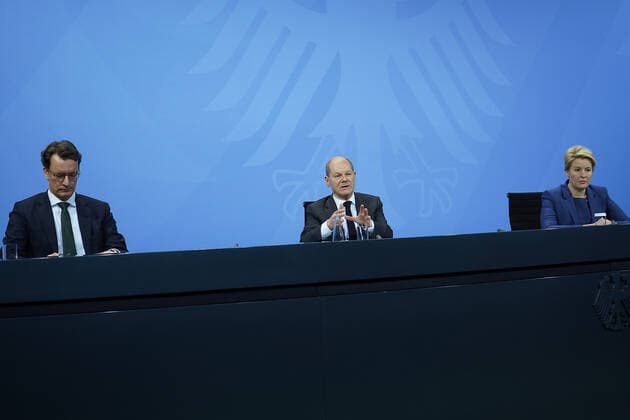 Bundeskanzler Scholz, Ministerpräsident Wüst und Regierender Bürgermeisterin Giffey Pressekonferenz von Bundeskanzler Scholz, Ministerpräsident Wüst und Regierender Bürgermeisterin Giffey im Anschluss an die Beratungen mit den Regierungschefinnen und Regierungschefs der Länder Im Kanzleramt am 21.12.2021 Berlin Kanzleramt Berlin GER