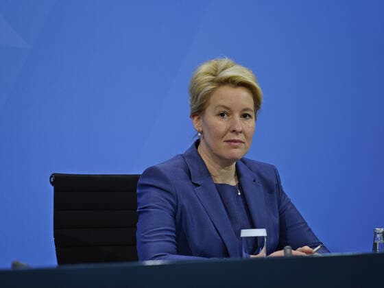 Regierende Bürgermeisterin von Berlin Franziska Giffey 21.12.2021 Pressekonferenz von Bundeskanzler Scholz, Ministerpräsident Wüst und Regierender Bürgermeisterin Giffey im Anschluss an die Beratungen mit den Regierungschefinnen und Regierungschefs der Länder Im Kanzleramt am 21.12.2021 Berlin Kanzleramt Berlin GER