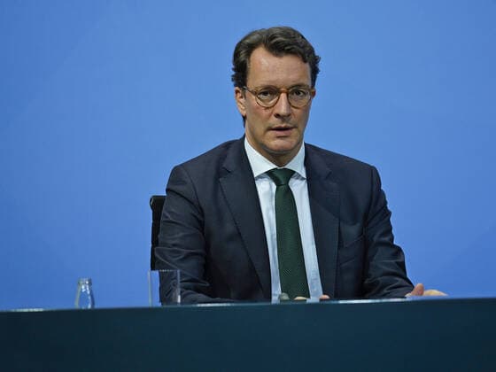 Ministerpräsident Hendrik Wüst 21.12.2021 Pressekonferenz von Bundeskanzler Scholz, Ministerpräsident Wüst und Regierender Bürgermeisterin Giffey im Anschluss an die Beratungen mit den Regierungschefinnen und Regierungschefs der Länder Im Kanzleramt am 21.12.2021 Berlin Kanzleramt Berlin GER
