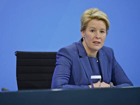Regierende Bürgermeisterin von Berlin Franziska Giffey 21.12.2021 Pressekonferenz von Bundeskanzler Scholz, Ministerpräsident Wüst und Regierender Bürgermeisterin Giffey im Anschluss an die Beratungen mit den Regierungschefinnen und Regierungschefs der Länder Im Kanzleramt am 21.12.2021 Berlin Kanzleramt Berlin GER