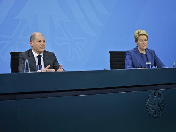 Bundeskanzler Scholz und Regierende Bürgermeisterin Giffey Pressekonferenz von Bundeskanzler Scholz, Ministerpräsident Wüst und Regierender Bürgermeisterin Giffey im Anschluss an die Beratungen mit den Regierungschefinnen und Regierungschefs der Länder Im Kanzleramt am 21.12.2021 Berlin Kanzleramt Berlin GER