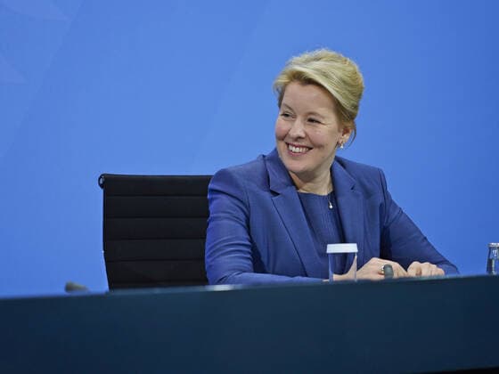 Regierende Bürgermeisterin von Berlin Franziska Giffey 21.12.2021 Pressekonferenz von Bundeskanzler Scholz, Ministerpräsident Wüst und Regierender Bürgermeisterin Giffey im Anschluss an die Beratungen mit den Regierungschefinnen und Regierungschefs der Länder Im Kanzleramt am 21.12.2021 Berlin Kanzleramt Berlin GER