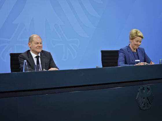 Bundeskanzler Scholz und Regierende Bürgermeisterin Giffey Pressekonferenz von Bundeskanzler Scholz, Ministerpräsident Wüst und Regierender Bürgermeisterin Giffey im Anschluss an die Beratungen mit den Regierungschefinnen und Regierungschefs der Länder Im Kanzleramt am 21.12.2021 Berlin Kanzleramt Berlin GER