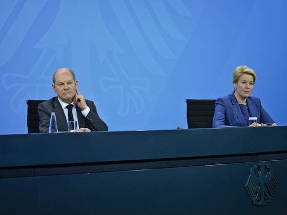 Bundeskanzler Scholz und Regierende Bürgermeisterin Giffey Pressekonferenz von Bundeskanzler Scholz, Ministerpräsident Wüst und Regierender Bürgermeisterin Giffey im Anschluss an die Beratungen mit den Regierungschefinnen und Regierungschefs der Länder Im Kanzleramt am 21.12.2021 Berlin Kanzleramt Berlin GER