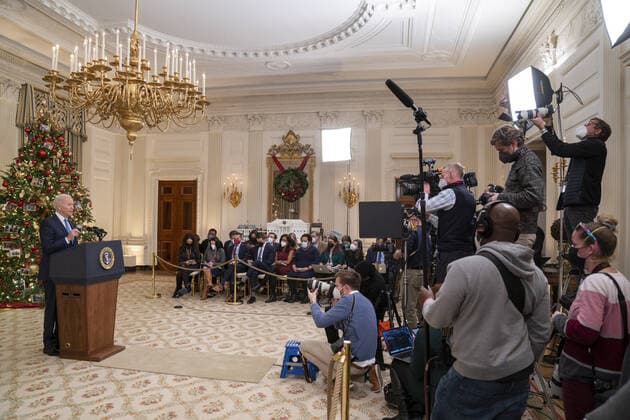 U.S. President Joe Biden delivers remarks on the status of the country s fight against COVID-19 in State Dining Room of the White House in Washington, DC., on Tuesday, December 21, 2021. Biden spoke on the topic as the country sees rising cases amid the growing Omicron variant.  WAP20211221522 KenxCedeno